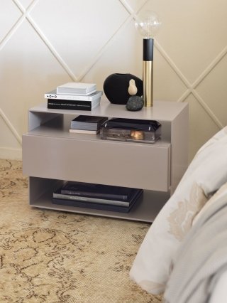 comodino Sanya di Flou in alluminio e mdf con cassetto comodino Sanya di Flou in alluminio e mdf con cassetto