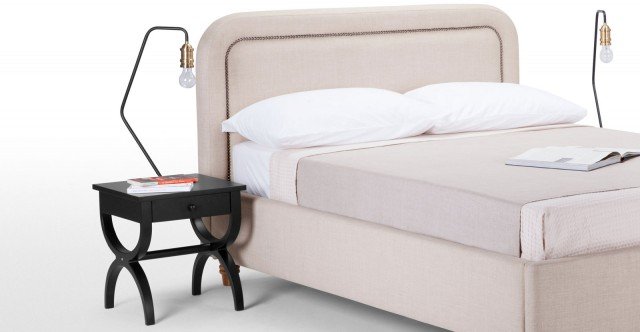 Leila di Made.com è un modello che si ispira alle linee curve e sinuose dei mobili d’epoca francesi; la superficie è rivestita con vernice a polvere di alta qualità nera. È dotato di un comodo cassetto che si apre per mezzo di un discreto tirante in gradazione. Misura L 45 x P 40 x H 40 cm. Prezzo 189 euro. www.made.com Leila di Made.com è un modello che si ispira alle linee curve e sinuose dei mobili d’epoca francesi; la superficie è rivestita con vernice a polvere di alta qualità nera. È dotato di un comodo cassetto che si apre per mezzo di un discreto tirante in gradazione. Misura L 45 x P 40 x H 40 cm. Prezzo 189 euro. www.made.com