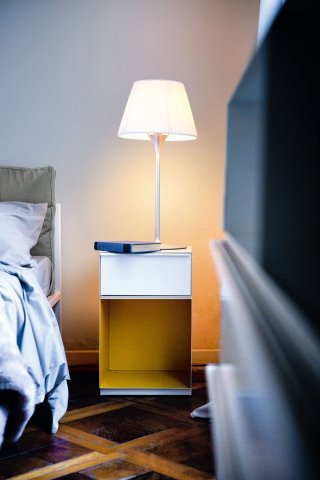 comodino Adhoc di Zanotta in acciao con cassetto e contenitore comodino Adhoc di Zanotta in acciao con cassetto e contenitore