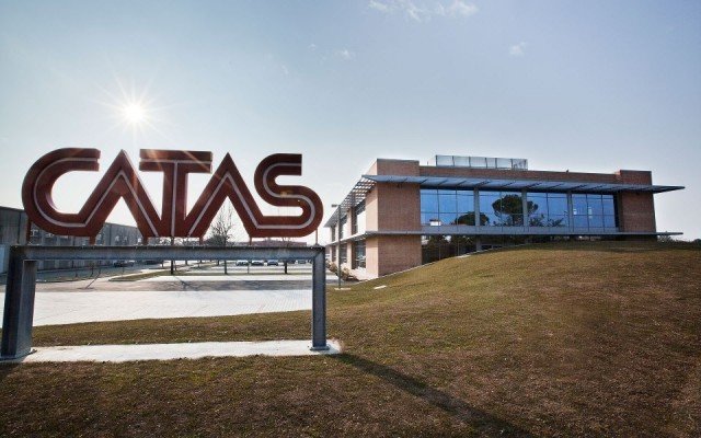 CATAS, laboratorio di San Giovanni al Natisone è uno dei centri di prova, ricerca e informazione tecnica più riconosciuto in ambito nazionale e internazionale per la verifica della sicurezza dei prodotti d’arredo. Accanto alle attività di prova, l’azienda effettua informazione verso tutti gli operatori grazie a continui e aggiornati incontri dedicati a tematiche specifiche, articoli comparsi su stampa tecnica, trasferimento di conoscenza ed esperienza nei rapporti one-to-one con le numerose imprese del mobile che ad essa si rivolgono. Il centro di prova e ricerca CATAS si è affermato come attore protagonista sia nell'ambito normativo (in conformità alle norme emanate e recepite degli enti CEN e UNI) sia come laboratorio che utilizza le norme EN. CATAS, laboratorio di San Giovanni al Natisone è uno dei centri di prova, ricerca e informazione tecnica più riconosciuto in ambito nazionale e internazionale per la verifica della sicurezza dei prodotti d’arredo. Accanto alle attività di prova, l’azienda effettua informazione verso tutti gli operatori grazie a continui e aggiornati incontri dedicati a tematiche specifiche, articoli comparsi su stampa tecnica, trasferimento di conoscenza ed esperienza nei rapporti one-to-one con le numerose imprese del mobile che ad essa si rivolgono. Il centro di prova e ricerca CATAS si è affermato come attore protagonista sia nell'ambito normativo (in conformità alle norme emanate e recepite degli enti CEN e UNI) sia come laboratorio che utilizza le norme EN.