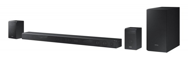 La Soundbar HW-K950 di Samsung è dotato di Dolby Atmos®. Viene fornita con un subwoofer e due speaker posteriori wireless, progettati in modo da diffondere il suono anche verso il soffitto, simulando la presenza di due ulteriori canali. La soundbar, è alta solo 5,33 cm. La Soundbar HW-K950 di Samsung è dotato di Dolby Atmos®. Viene fornita con un subwoofer e due speaker posteriori wireless, progettati in modo da diffondere il suono anche verso il soffitto, simulando la presenza di due ulteriori canali. La soundbar, è alta solo 5,33 cm.