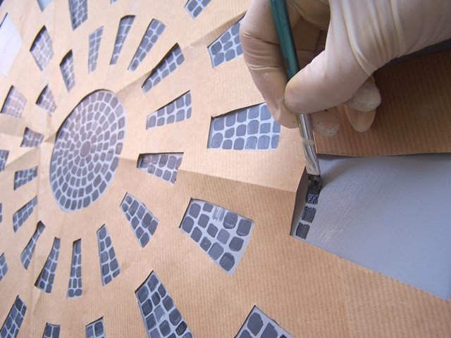 In un piattino mescolate in modo approssimativo due parti di bianco e due di nero per ottenere un grigio scuro non uniforme e, con un po’ di pazienza, riempite i riquadri di tanti quadratini da un centimetro circa partendo dal centro e andando verso i bordi. Per facilitare il lavoro, procuratevi un pennellino piatto, largo meno di un centimetro. In un piattino mescolate in modo approssimativo due parti di bianco e due di nero per ottenere un grigio scuro non uniforme e, con un po’ di pazienza, riempite i riquadri di tanti quadratini da un centimetro circa partendo dal centro e andando verso i bordi. Per facilitare il lavoro, procuratevi un pennellino piatto, largo meno di un centimetro.