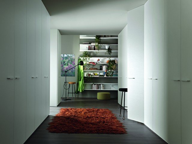 (foto1) L’Armadio al Centimetro Traccia (Officinadesign Lema), dalla elegante texture superficiale data dalla lavorazione a poro aperto con venatura orizzontale, può essere configurato su misura (con il semplice e pratico configuratore Armadi Lema, disponibile sul sito dell’azienda), dato che è riducibile in altezza, larghezza e profondità, con soluzioni ad angolo e colonne terminali. La varietà di ante amplia le possibilità compositive, soddisfacendo ogni esigenza contenitiva con i tanti accessori interni. Disponibile nelle oltre quaranta laccature opache e lucide Lema. (foto1) L’Armadio al Centimetro Traccia (Officinadesign Lema), dalla elegante texture superficiale data dalla lavorazione a poro aperto con venatura orizzontale, può essere configurato su misura (con il semplice e pratico configuratore Armadi Lema, disponibile sul sito dell’azienda), dato che è riducibile in altezza, larghezza e profondità, con soluzioni ad angolo e colonne terminali. La varietà di ante amplia le possibilità compositive, soddisfacendo ogni esigenza contenitiva con i tanti accessori interni. Disponibile nelle oltre quaranta laccature opache e lucide Lema.