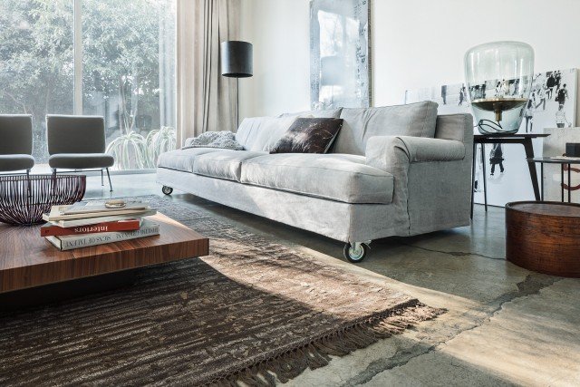 Aberdeen (design Officinadesign Lema), disponibile nella versione a due o tre posti, ha forme di gusto classico, valorizzate da raffinati dettagli sartoriali come il rivestimento ripiegato sul bracciolo o la cucitura a coda di topo dei cuscini. Il comfort della seduta, ampia e accogliente, è assicurato dall’imbottitura di poliuretano con aggiunta di una speciale fibra anallergica ed ecologica. Aberdeen (design Officinadesign Lema), disponibile nella versione a due o tre posti, ha forme di gusto classico, valorizzate da raffinati dettagli sartoriali come il rivestimento ripiegato sul bracciolo o la cucitura a coda di topo dei cuscini. Il comfort della seduta, ampia e accogliente, è assicurato dall’imbottitura di poliuretano con aggiunta di una speciale fibra anallergica ed ecologica.