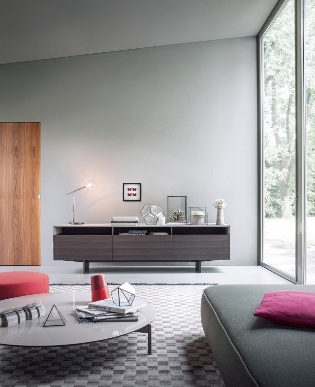 (foto3) La madia Marble Arch (design Matteo Nunziati), perfetta per la zona giorno anche a servizio dell’area pranzo per utensili, servizi, tovaglie, è definita da un volume regolare e pulito in rovere termotrattato, che sostiene il top effetto cemento, piegato sugli angoli come un foglio materico. I vani a giorno e quelli inferiori chiusi con ante a ribalta e cassetti permettono di differenziare il contenimento senza perdere in eleganza e praticità. Misure L 230 x H 62,5 x P 47 cm. (foto3) La madia Marble Arch (design Matteo Nunziati), perfetta per la zona giorno anche a servizio dell’area pranzo per utensili, servizi, tovaglie, è definita da un volume regolare e pulito in rovere termotrattato, che sostiene il top effetto cemento, piegato sugli angoli come un foglio materico. I vani a giorno e quelli inferiori chiusi con ante a ribalta e cassetti permettono di differenziare il contenimento senza perdere in eleganza e praticità. Misure L 230 x H 62,5 x P 47 cm.