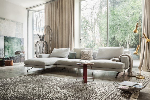 Mustique (design Gordon Guillaumier) è stato progettato ispirandosi alla piccola isola da cui trae il nome, luogo di relax e di vacanza dello spirito. Spazioso, elegante e accogliente grazie alla morbidezza dei grandi cuscini rettangolari, ha una struttura portante di profilato metallico lucido, dalla sezione sottile, che sostiene la base imbottita del divano. Ed è impreziosito da rivestimenti con cucitura pizzicata e cuscini aggiuntivi alti, inclinati per assecondare al meglio la postura della schiena. Mustique (design Gordon Guillaumier) è stato progettato ispirandosi alla piccola isola da cui trae il nome, luogo di relax e di vacanza dello spirito. Spazioso, elegante e accogliente grazie alla morbidezza dei grandi cuscini rettangolari, ha una struttura portante di profilato metallico lucido, dalla sezione sottile, che sostiene la base imbottita del divano. Ed è impreziosito da rivestimenti con cucitura pizzicata e cuscini aggiuntivi alti, inclinati per assecondare al meglio la postura della schiena.