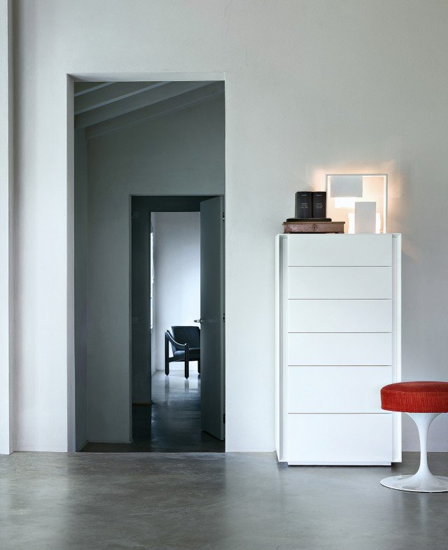 (foto6) I cassettoni alti e bassi della famiglia di contenitori Luna (design Marelli e Molteni) si distinguono per la linea sobria, impreziosita dalle lavorazioni laterali a 45° che ne potenziano la personalità senza perdere in rigore e pulizia del disegno. Disponibili in più finiture – laccati opachi e lucidi, rovere moro, rovere tabacco – questi contenitori possono assolvere più funzioni, sia nella zona giorno che nella zona notte. Come questa versione alta, perfetta per lo studio oltre che per camera da letto. Dimensioni L 65 x H 125 x P 51 cm. (foto6) I cassettoni alti e bassi della famiglia di contenitori Luna (design Marelli e Molteni) si distinguono per la linea sobria, impreziosita dalle lavorazioni laterali a 45° che ne potenziano la personalità senza perdere in rigore e pulizia del disegno. Disponibili in più finiture – laccati opachi e lucidi, rovere moro, rovere tabacco – questi contenitori possono assolvere più funzioni, sia nella zona giorno che nella zona notte. Come questa versione alta, perfetta per lo studio oltre che per camera da letto. Dimensioni L 65 x H 125 x P 51 cm.