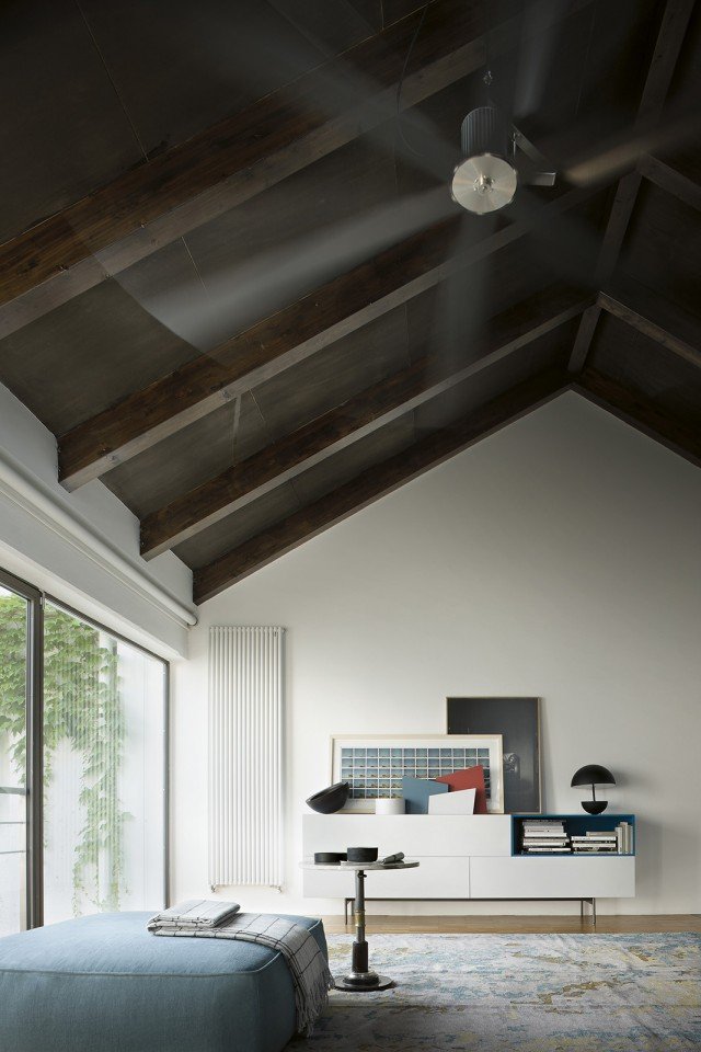 (foto7) Sospesa da terra da una leggera base metallica, la madia del sistema T030 (design Piero Lissoni) è un arredo elegante e versatile, dal deciso impatto grafico. Giocando tra pieni, vuoti e tinte differenti – in questo caso laccato opaco bianco e ottanio opaco – si può creare un contenitore ad hoc, adatto ad ambienti della casa diversi. Dimensioni L 240 x H 79,5 x P 47,4 cm. (foto7) Sospesa da terra da una leggera base metallica, la madia del sistema T030 (design Piero Lissoni) è un arredo elegante e versatile, dal deciso impatto grafico. Giocando tra pieni, vuoti e tinte differenti – in questo caso laccato opaco bianco e ottanio opaco – si può creare un contenitore ad hoc, adatto ad ambienti della casa diversi. Dimensioni L 240 x H 79,5 x P 47,4 cm.