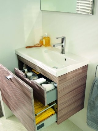 Lavabo Connect Space da 70 cm (versione sinistra), montato su mobile sottolavabo. Miscelatore Giò. Lavabo Connect Space da 70 cm (versione sinistra), montato su mobile sottolavabo. Miscelatore Giò.