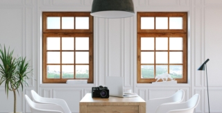 soggiorno tavolo legno, finestre legno, sedie bianche design - affitto casa soggiorno tavolo legno, finestre legno, sedie bianche design - affitto casa