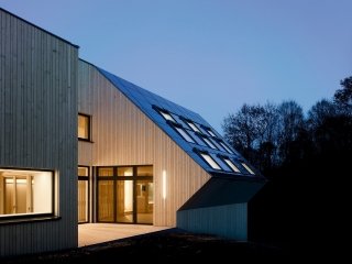 esterno di una casa "attiva" in Austria, che produce più energia di quella che usa. Finestre per tetto Velux