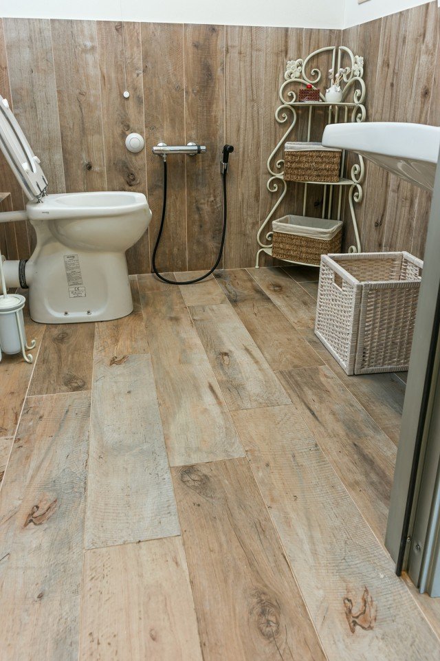pavimento bagno effetto legno in gres porcellanato Le Querce di Maro Cristiani nella versione naturale pavimento bagno effetto legno in gres porcellanato Le Querce di Maro Cristiani nella versione naturale