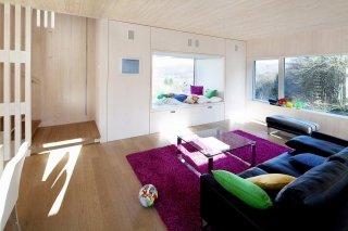 soggiorno di una casa "attiva" in Austria, che produce più energia di quella che usa