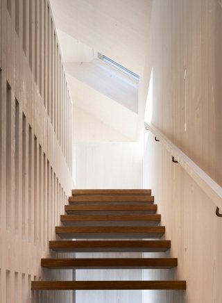 scale in legno di una casa "attiva" in Austria, che produce più energia di quella che usa