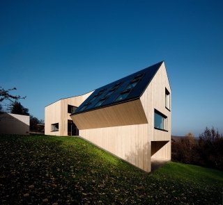 esterno di una casa "attiva" in Austria, che produce più energia di quella che usa