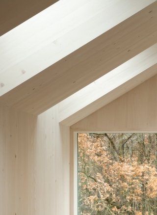 Luce dalle finestre per tetto Velux in una casa "attiva" in Austria, che produce più energia di quella che usa