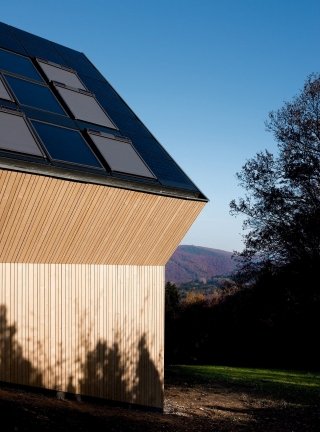 esterno di una casa "attiva" in Austria, che produce più energia di quella che usa. Finestre per tetto Velux