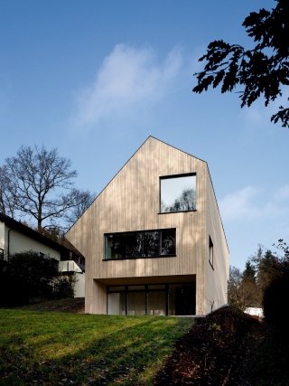 esterno di una casa "attiva" in Austria, che produce più energia di quella che usa. Finestre per tetto Velux