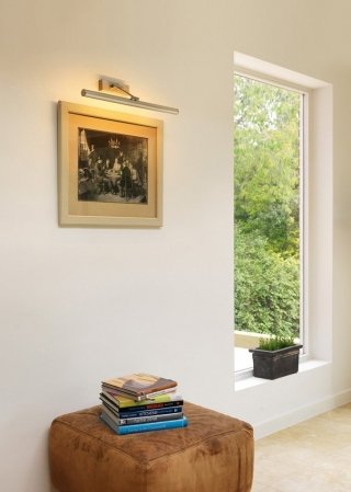 Da parete, la lampada è pensata per quadri e/o specchi ed è adatta anche per il bagno nella zona meno umida. La sua struttura è in metallo con tre finiture disponibili: nichel spazzolato, ottone antico o cromo lucido. All’interno è inserita una lampadina da 13 W tipo T5, con ballast elettronico integrato. Misura L 59 x P 21 x H 50 cm e costa 180 euro. Goya 590 di Astro lighting Da parete, la lampada è pensata per quadri e/o specchi ed è adatta anche per il bagno nella zona meno umida. La sua struttura è in metallo con tre finiture disponibili: nichel spazzolato, ottone antico o cromo lucido. All’interno è inserita una lampadina da 13 W tipo T5, con ballast elettronico integrato. Misura L 59 x P 21 x H 50 cm e costa 180 euro. Goya 590 di Astro lighting
