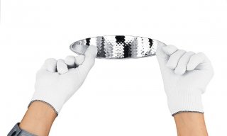 Tutti i downlights di questa linea si montano senza bisogno di utensili. L’eccezionale performance illuminotecnica è dovuta all’assoluta precisione con cui sono stampati gli elementi riflettenti di policarbonato, inoltre tutti i materiali impiegati sono privi di alogeni e interamente riciclabili. Il consumo energetico è di 10,2 kWh/m²a. Nella misura Ø 20 cm costa 220 euro. Panos di Zumtobel Tutti i downlights di questa linea si montano senza bisogno di utensili. L’eccezionale performance illuminotecnica è dovuta all’assoluta precisione con cui sono stampati gli elementi riflettenti di policarbonato, inoltre tutti i materiali impiegati sono privi di alogeni e interamente riciclabili. Il consumo energetico è di 10,2 kWh/m²a. Nella misura Ø 20 cm costa 220 euro. Panos di Zumtobel