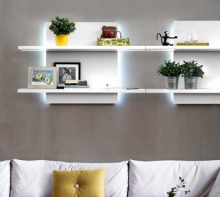 La libreria da parete componibile Equal è studiata per illuminare gli ambienti grazie a faretti a led incassati nel legno. È inoltre dotata di porte Usb. Il modulo base misura L 100 x H 68 cm e costa 270 euro. Equal di Bf Illuminazione La libreria da parete componibile Equal è studiata per illuminare gli ambienti grazie a faretti a led incassati nel legno. È inoltre dotata di porte Usb. Il modulo base misura L 100 x H 68 cm e costa 270 euro. Equal di Bf Illuminazione