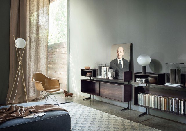 Court Yard (design Francesco Rota), nato da una sofisticata riflessione sul tema del contenere, è un elemento contenitore freestanding modulare in legno con vani a giorno o chiusi da ante scorrevoli che riporta a un’estetica tipica degli anni Sessanta. Naturale completamento di tutti gli imbottiti Lema, può perfettamente esistere da solo per rispondere a diverse esigenze sia spaziali che funzionali. Ed ha le dimensioni giuste per libri e cd. Misure L 160 x H 87 x P 32 cm. Court Yard (design Francesco Rota), nato da una sofisticata riflessione sul tema del contenere, è un elemento contenitore freestanding modulare in legno con vani a giorno o chiusi da ante scorrevoli che riporta a un’estetica tipica degli anni Sessanta. Naturale completamento di tutti gli imbottiti Lema, può perfettamente esistere da solo per rispondere a diverse esigenze sia spaziali che funzionali. Ed ha le dimensioni giuste per libri e cd. Misure L 160 x H 87 x P 32 cm.