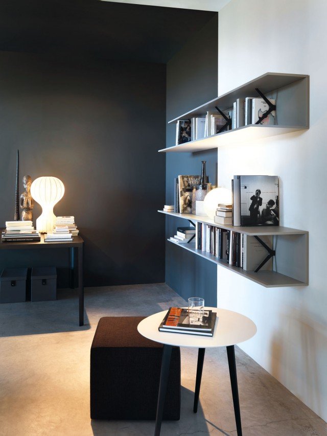 Mimì (design Studio Kairos) è un sistema di mensole e pannelli lineare ed essenziale, da usare singolarmente o da combinare per dare vita a una elegante boiserie. Gli elementi metallici di sostegno diventano utili divisori di libri e cd e nel contempo segno grafico che ne contraddistingue la cura del dettaglio. Misure L 120/180/240 x H 30 cm. Mimì (design Studio Kairos) è un sistema di mensole e pannelli lineare ed essenziale, da usare singolarmente o da combinare per dare vita a una elegante boiserie. Gli elementi metallici di sostegno diventano utili divisori di libri e cd e nel contempo segno grafico che ne contraddistingue la cura del dettaglio. Misure L 120/180/240 x H 30 cm.