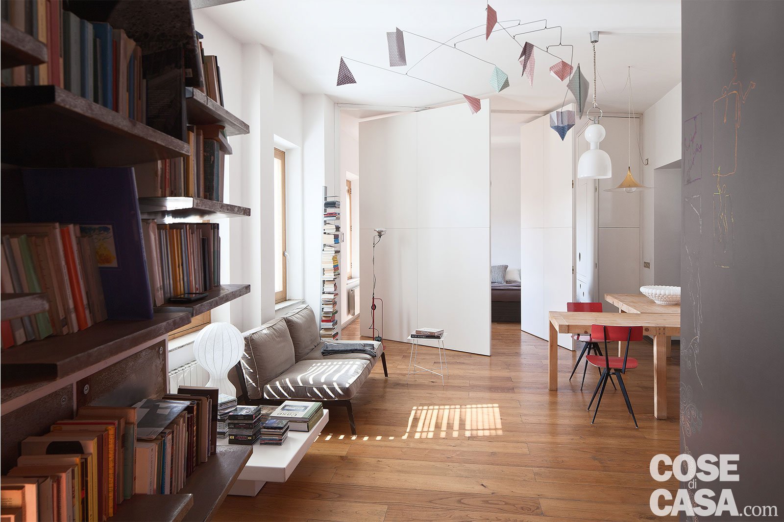 80 mq con pareti apribili che trasformano lopen space in ambienti ... Ambienti casa interni