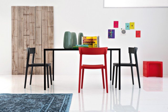 1. Skin di Calligaris ha un design semplice e elegante: è interamente realizzata in polipropilene disponibile in sette varianti di colore. É possibile usarla anche all'esterno ed è impilabile. Misura L 51,5 x P 48 x H 78 cm. Prezzo 92,50 euro. www.calligaris.it 1. Skin di Calligaris ha un design semplice e elegante: è interamente realizzata in polipropilene disponibile in sette varianti di colore. É possibile usarla anche all'esterno ed è impilabile. Misura L 51,5 x P 48 x H 78 cm. Prezzo 92,50 euro. www.calligaris.it