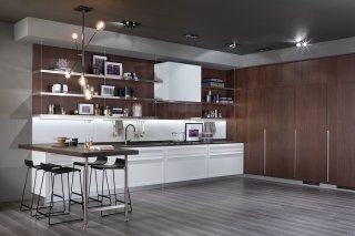 cucina modulare con ampia cappa allineata a pensili e mensole in acciaio Carattere di Scavolini cucina modulare con ampia cappa allineata a pensili e mensole in acciaio Carattere di Scavolini