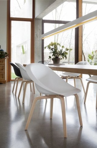 Hoop di B-Line è la nuova sedia disegnata da Karim Rashid con una forma ergodinamica e lo schienale avvolgente. La scocca è realizzata in poliuretano rigido in quattro varianti di colore; le gambe sono in faggio naturale tornito. Misura L 54 x P 61 x H 79 cm. Prezzo 363,56 euro per la versione base. www.b-line.it Hoop di B-Line è la nuova sedia disegnata da Karim Rashid con una forma ergodinamica e lo schienale avvolgente. La scocca è realizzata in poliuretano rigido in quattro varianti di colore; le gambe sono in faggio naturale tornito. Misura L 54 x P 61 x H 79 cm. Prezzo 363,56 euro per la versione base. www.b-line.it