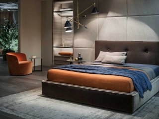 letto Madama di Lema con testata imbottita e trapuntata, tavolino Flowers, poltrona felix e armadio al centimetro letto Madama di Lema con testata imbottita e trapuntata, tavolino Flowers, poltrona felix e armadio al centimetro