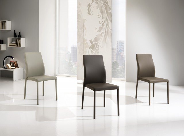 3. Flo' di Max-home ha uno schienale alto che garantisce il massimo comfort; è rivestita in ecopelle disponibile in tre raffinate colorazioni: fango, grigio e terra. È impilabile. Misura L 44 x P 57 x H 94 cm. Prezzo 98 euro. www.max-home.it 3. Flo' di Max-home ha uno schienale alto che garantisce il massimo comfort; è rivestita in ecopelle disponibile in tre raffinate colorazioni: fango, grigio e terra. È impilabile. Misura L 44 x P 57 x H 94 cm. Prezzo 98 euro. www.max-home.it