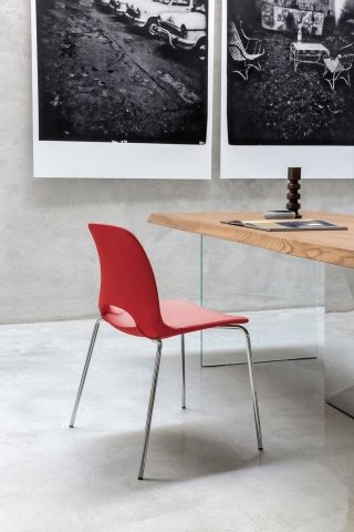 4. Katia di Riflessi è un modello leggero e facile da ambientare: la scocca in poliuretano colorato è dotata di una pratica apertura tra lo schienale e il sedile; le gambe sono in tubolare metallico. Misura L 55 x P 51 x H 79 cm. Prezzo 256 euro per la versione base. www.riflessi.it 4. Katia di Riflessi è un modello leggero e facile da ambientare: la scocca in poliuretano colorato è dotata di una pratica apertura tra lo schienale e il sedile; le gambe sono in tubolare metallico. Misura L 55 x P 51 x H 79 cm. Prezzo 256 euro per la versione base. www.riflessi.it