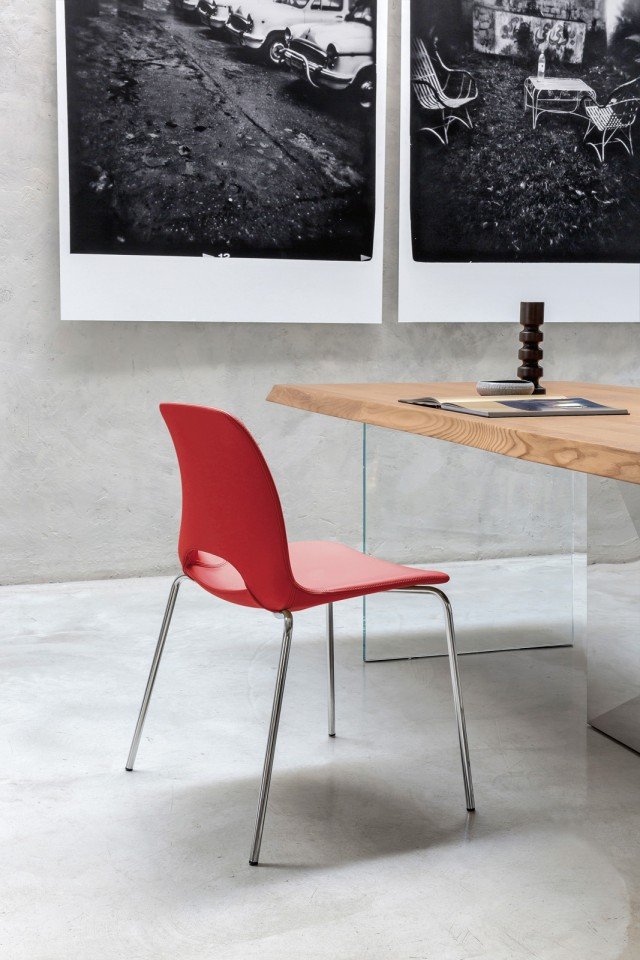 4. Katia di Riflessi è un modello leggero e facile da ambientare: la scocca in poliuretano colorato è dotata di una pratica apertura tra lo schienale e il sedile; le gambe sono in tubolare metallico. Misura L 55 x P 51 x H 79 cm. Prezzo 256 euro per la versione base. www.riflessi.it 4. Katia di Riflessi è un modello leggero e facile da ambientare: la scocca in poliuretano colorato è dotata di una pratica apertura tra lo schienale e il sedile; le gambe sono in tubolare metallico. Misura L 55 x P 51 x H 79 cm. Prezzo 256 euro per la versione base. www.riflessi.it