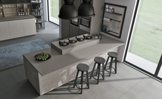 cucina con piano isola in Fenix NTM® grigio Oltre di Cucine Lube cucina con piano isola in Fenix NTM® grigio Oltre di Cucine Lube