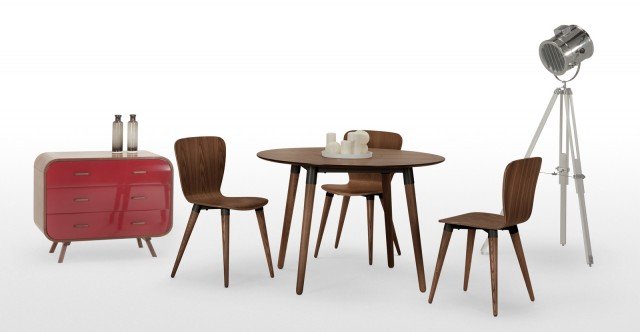 5. Edelweiss di Made.com è il set di sedie di ispirazione scandinava, moderne e sofisticate, interamente realizzate in noce. La superficie è impreziosita dalle venature e le gambe sono decorate da dettagli neri. Misura L 48 x P 49 x H 81 cm. Prezzo 189 euro (il set di 2). www.made.com 5. Edelweiss di Made.com è il set di sedie di ispirazione scandinava, moderne e sofisticate, interamente realizzate in noce. La superficie è impreziosita dalle venature e le gambe sono decorate da dettagli neri. Misura L 48 x P 49 x H 81 cm. Prezzo 189 euro (il set di 2). www.made.com