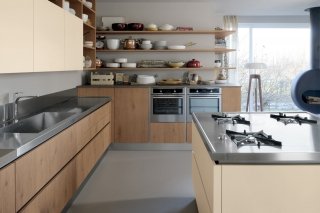 cucina con ante piane in Rovere Vecchio e Panna Laccato opaco senza maniglie Oyster di Veneta Cucine cucina con ante piane in Rovere Vecchio e Panna Laccato opaco senza maniglie Oyster di Veneta Cucine