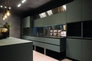 cucina con ante e piani di lavoro in Fenix NTM® Grigio Bromo Sipario di Aran Cucine cucina con ante e piani di lavoro in Fenix NTM® Grigio Bromo Sipario di Aran Cucine