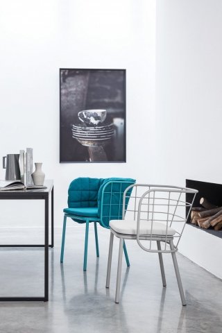 7. Jujube di Chairs & More è la sedia con la struttura in acciaio verniciato a polveri e lo schienale in tubolare metallico con disegno a rete; i cuscini sono rivestiti con tessuto resistente ai raggi Uv che permette di usarla anche all'esterno. Misura L 56 x P 54 x H 76 cm. Prezzo 230,58 euro per la versione base. www.chairsandmore.it 7. Jujube di Chairs & More è la sedia con la struttura in acciaio verniciato a polveri e lo schienale in tubolare metallico con disegno a rete; i cuscini sono rivestiti con tessuto resistente ai raggi Uv che permette di usarla anche all'esterno. Misura L 56 x P 54 x H 76 cm. Prezzo 230,58 euro per la versione base. www.chairsandmore.it