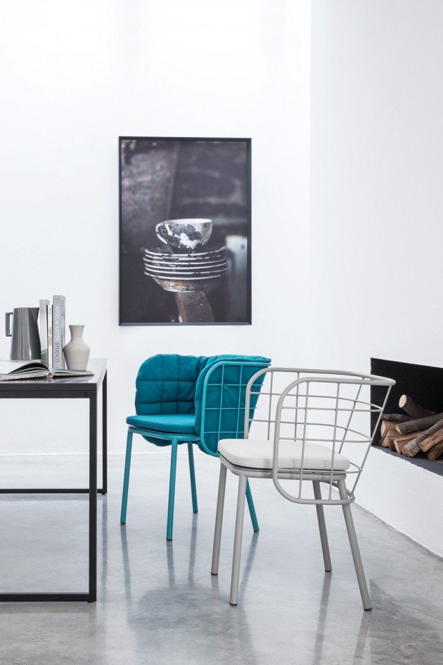 7. Jujube di Chairs & More è la sedia con la struttura in acciaio verniciato a polveri e lo schienale in tubolare metallico con disegno a rete; i cuscini sono rivestiti con tessuto resistente ai raggi Uv che permette di usarla anche all'esterno. Misura L 56 x P 54 x H 76 cm. Prezzo 230,58 euro per la versione base. www.chairsandmore.it 7. Jujube di Chairs & More è la sedia con la struttura in acciaio verniciato a polveri e lo schienale in tubolare metallico con disegno a rete; i cuscini sono rivestiti con tessuto resistente ai raggi Uv che permette di usarla anche all'esterno. Misura L 56 x P 54 x H 76 cm. Prezzo 230,58 euro per la versione base. www.chairsandmore.it