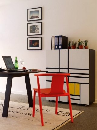 8. Bac di Cappellini ha la struttura avvolgente interamente realizzata in massello di frassino tinto anilina rosso ciliegia, la seduta è coordinata nel materiale e nel colore. Misura L 52,5 x P 51 x H 73 cm. Prezzo su richiesta. www.cappellini.it 8. Bac di Cappellini ha la struttura avvolgente interamente realizzata in massello di frassino tinto anilina rosso ciliegia, la seduta è coordinata nel materiale e nel colore. Misura L 52,5 x P 51 x H 73 cm. Prezzo su richiesta. www.cappellini.it