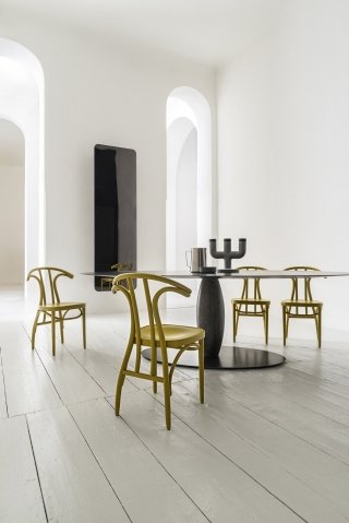 9. Radetzky di GEBRÜDER THONET VIENNA GmbH (GTV) ha la struttura in massello di faggio laccato verde acido con dettagli in legno curvato; l'ampia seduta è realizzata in compensato di faggio. Misura L 53 x P 53 x H 80 cm. Prezzo 717,36 euro. www.gebruederthonetvienna.com 9. Radetzky di GEBRÜDER THONET VIENNA GmbH (GTV) ha la struttura in massello di faggio laccato verde acido con dettagli in legno curvato; l'ampia seduta è realizzata in compensato di faggio. Misura L 53 x P 53 x H 80 cm. Prezzo 717,36 euro. www.gebruederthonetvienna.com