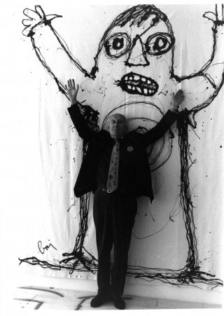 Enrico Baj, Verona 2001 davanti a Ubu sur la butte Enrico Baj, Verona 2001 davanti a Ubu sur la butte