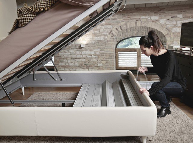 Con il Folding Box® di Noctis, il pannello di fondo si piega e si raccoglie a ridosso della pediera, lasciando il pavimento completamente accessibile Con il Folding Box® di Noctis, il pannello di fondo si piega e si raccoglie a ridosso della pediera, lasciando il pavimento completamente accessibile