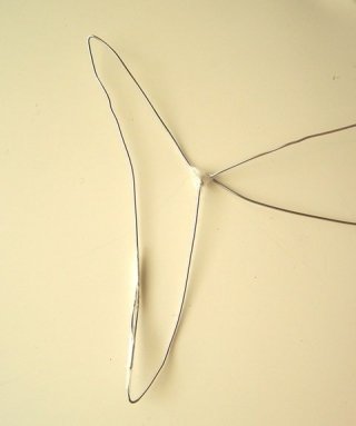 Tagliate il filo in eccedenza con le pinze e fissate le punte con il nastro adesivo trasparente (Foto 2).