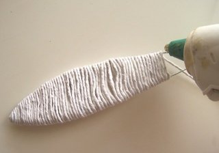 Mettendo dei punti di colla a caldo sul filo, cominciate a rivestire tutta la struttura (Foto 4).