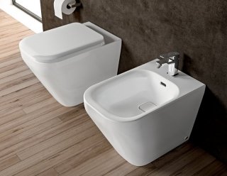 Vaso e bidet filo parete Tonic II con tecnologia AquaBlade®. Vaso e bidet filo parete Tonic II con tecnologia AquaBlade®.