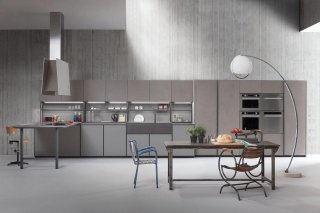 cucina grigia aperta sul soggiorno con ante senza maniglie XP di Zampieri Cucine cucina grigia aperta sul soggiorno con ante senza maniglie XP di Zampieri Cucine