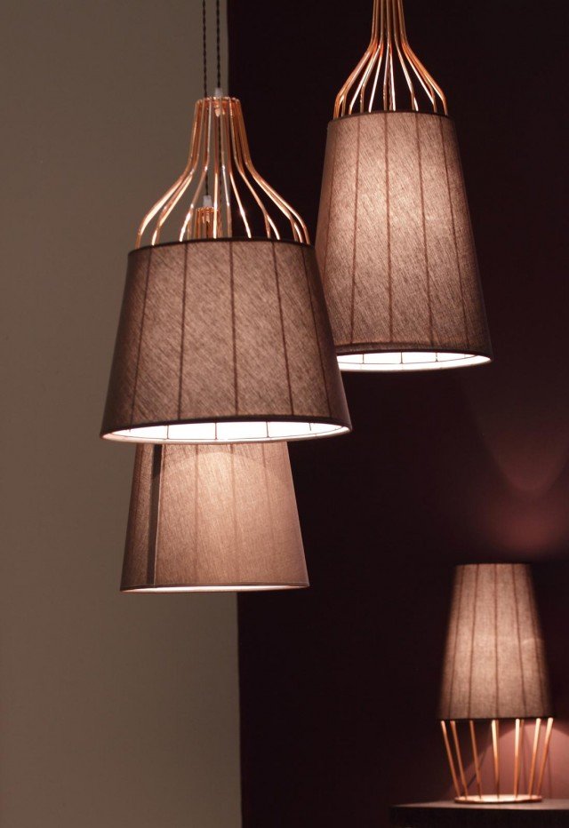 Sofia di Cantori è una sospensione in metallo con uno stile classico chic: il paralume a tronco di cono è rivestito in cotone o lino. È disponibile in dimensioni diverse. Misura Ø 28 x H 58 cm. Prezzo 571 euro per la versione base. HYPERLINK "http://www.cantori.it" www.cantori.it Sofia di Cantori è una sospensione in metallo con uno stile classico chic: il paralume a tronco di cono è rivestito in cotone o lino. È disponibile in dimensioni diverse. Misura Ø 28 x H 58 cm. Prezzo 571 euro per la versione base. HYPERLINK "http://www.cantori.it" www.cantori.it